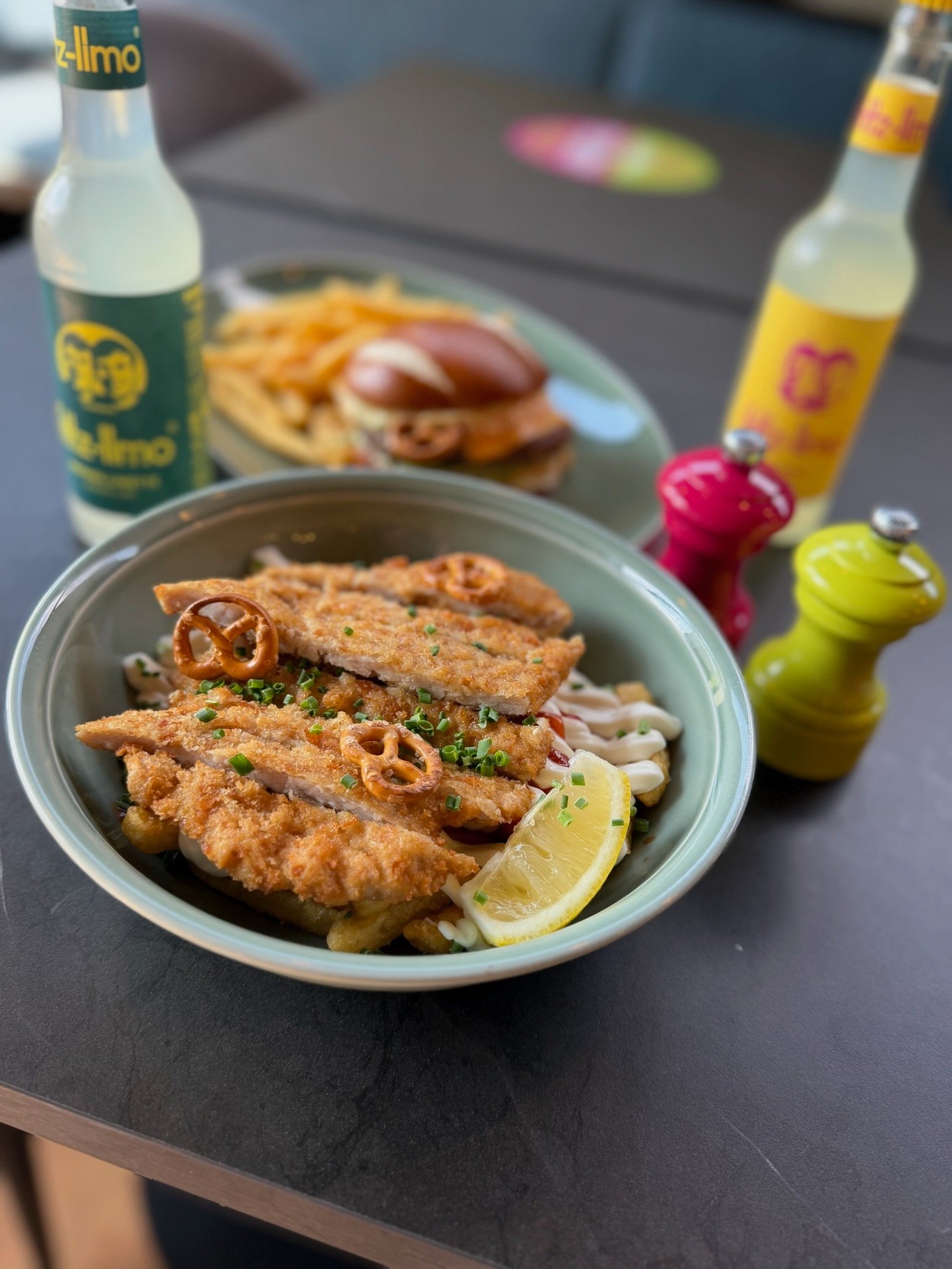 Fries-Schale mit knusprigen Streifen, kleinen Brezeln und Zitrone