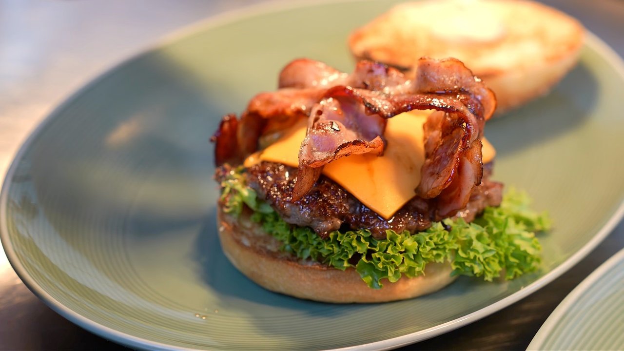 MEATERY Burger mit frisch gebratenem Patty, Käse und Bacon